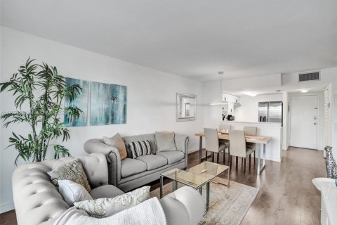 Condo in North Bay Village, Florida, 1 bedroom  № 1739854 - photo 1