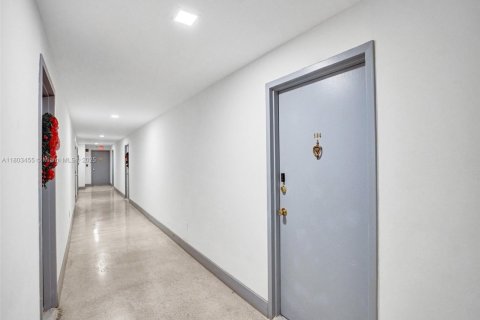 Condo in North Bay Village, Florida, 1 bedroom  № 1739854 - photo 24