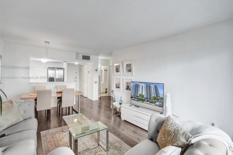 Condo in North Bay Village, Florida, 1 bedroom  № 1739854 - photo 3
