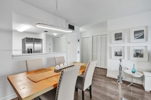 Condo in North Bay Village, Florida, 1 bedroom  № 1739854 - photo 12