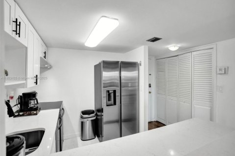 Condo in North Bay Village, Florida, 1 bedroom  № 1739854 - photo 8