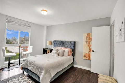 Condo in North Bay Village, Florida, 1 bedroom  № 1739854 - photo 15
