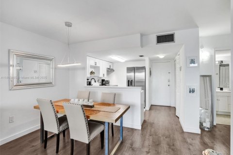 Condo in North Bay Village, Florida, 1 bedroom  № 1739854 - photo 11