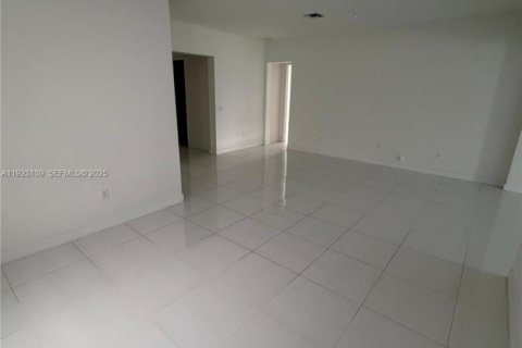 Снять в аренду виллу или дом в Мирамар, Флорида 4 спальни, 211.26м2, № 1982275 - фото 8