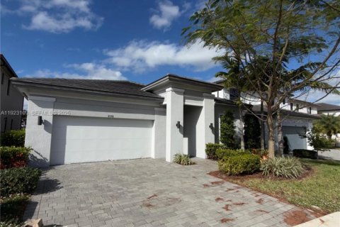 Снять в аренду виллу или дом в Мирамар, Флорида 4 спальни, 211.26м2, № 1982275 - фото 1