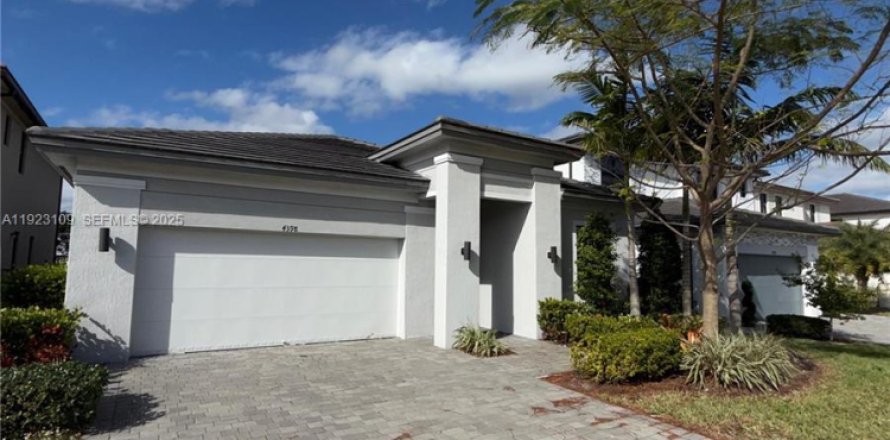 Дом в Мирамар, Флорида 4 спальни, 211.26м2 № 1982275