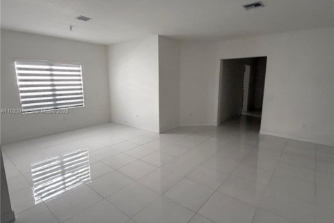 Снять в аренду виллу или дом в Мирамар, Флорида 4 спальни, 211.26м2, № 1982275 - фото 4