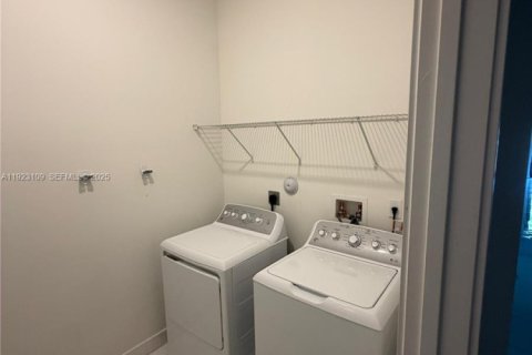 Снять в аренду виллу или дом в Мирамар, Флорида 4 спальни, 211.26м2, № 1982275 - фото 25