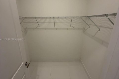 Снять в аренду виллу или дом в Мирамар, Флорида 4 спальни, 211.26м2, № 1982275 - фото 17