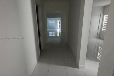 Снять в аренду виллу или дом в Мирамар, Флорида 4 спальни, 211.26м2, № 1982275 - фото 7