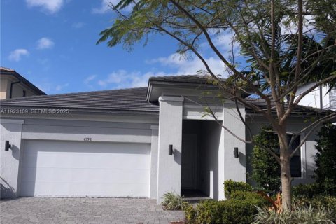 Снять в аренду виллу или дом в Мирамар, Флорида 4 спальни, 211.26м2, № 1982275 - фото 2