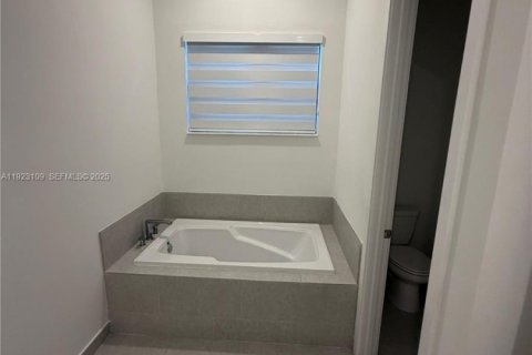 Снять в аренду виллу или дом в Мирамар, Флорида 4 спальни, 211.26м2, № 1982275 - фото 14