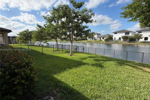 Снять в аренду виллу или дом в Мирамар, Флорида 4 спальни, 211.26м2, № 1982275 - фото 29