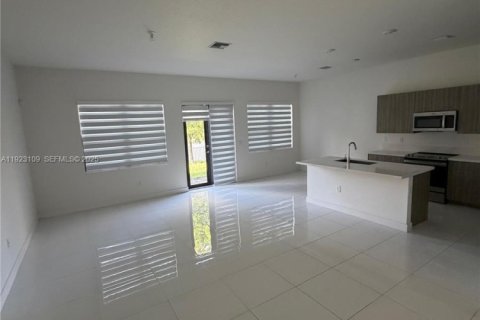 Снять в аренду виллу или дом в Мирамар, Флорида 4 спальни, 211.26м2, № 1982275 - фото 5