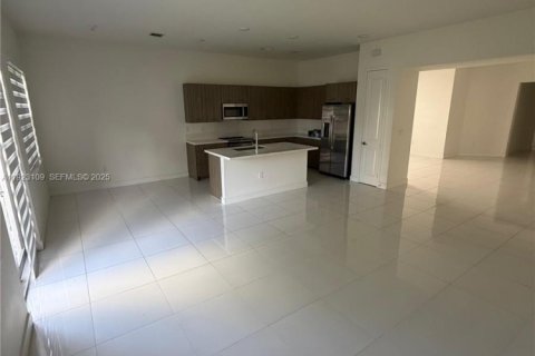 Снять в аренду виллу или дом в Мирамар, Флорида 4 спальни, 211.26м2, № 1982275 - фото 6