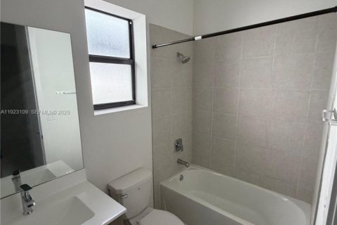 Снять в аренду виллу или дом в Мирамар, Флорида 4 спальни, 211.26м2, № 1982275 - фото 10