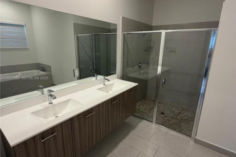 Снять в аренду виллу или дом в Мирамар, Флорида 4 спальни, 211.26м2, № 1982275 - фото 16