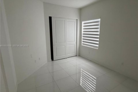 Снять в аренду виллу или дом в Мирамар, Флорида 4 спальни, 211.26м2, № 1982275 - фото 12