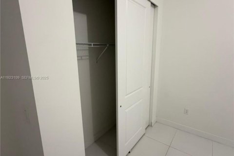 Снять в аренду виллу или дом в Мирамар, Флорида 4 спальни, 211.26м2, № 1982275 - фото 9