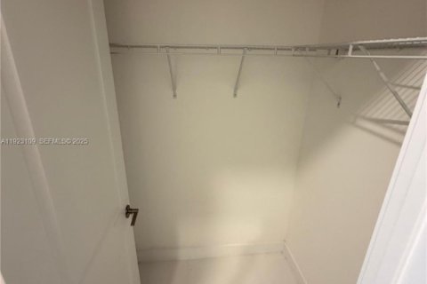 Снять в аренду виллу или дом в Мирамар, Флорида 4 спальни, 211.26м2, № 1982275 - фото 15