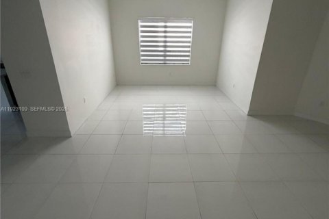 Снять в аренду виллу или дом в Мирамар, Флорида 4 спальни, 211.26м2, № 1982275 - фото 21