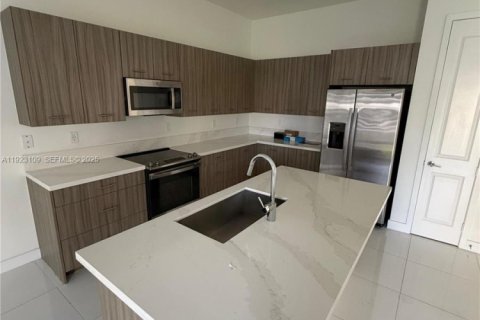 Снять в аренду виллу или дом в Мирамар, Флорида 4 спальни, 211.26м2, № 1982275 - фото 3