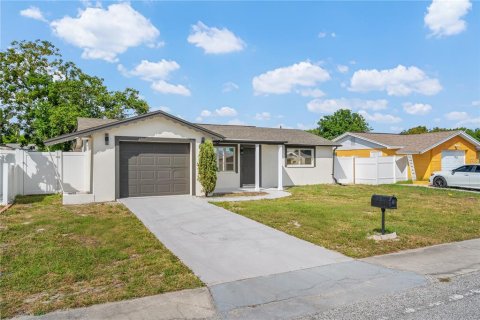 House in Holiday, Florida 3 bedrooms, 118.91 sq.m. № 2394232