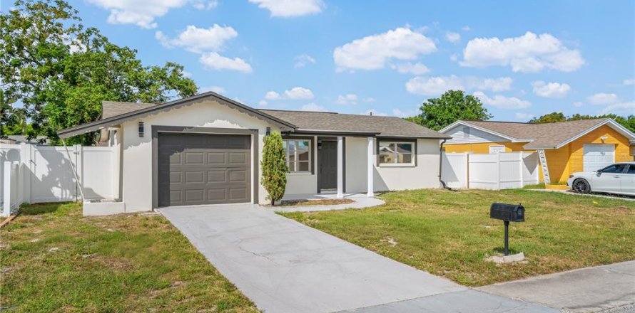 House in Holiday, Florida 3 bedrooms, 118.91 sq.m. № 2394232