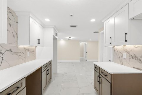 House in Holiday, Florida 3 bedrooms, 118.91 sq.m. № 2394232 - photo 10
