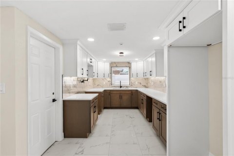 House in Holiday, Florida 3 bedrooms, 118.91 sq.m. № 2394232 - photo 9
