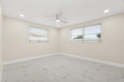House in Holiday, Florida 3 bedrooms, 118.91 sq.m. № 2394232 - photo 15