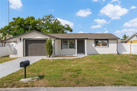 House in Holiday, Florida 3 bedrooms, 118.91 sq.m. № 2394232 - photo 2