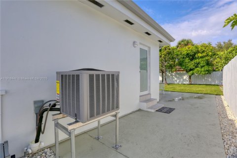 House in Miami, Florida 1 bedroom, 154.31 sq.m. № 1973799 - photo 12