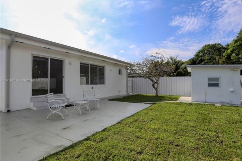 House in Miami, Florida 1 bedroom, 154.31 sq.m. № 1973799 - photo 9