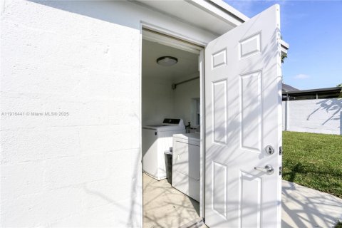 House in Miami, Florida 1 bedroom, 154.31 sq.m. № 1973799 - photo 11