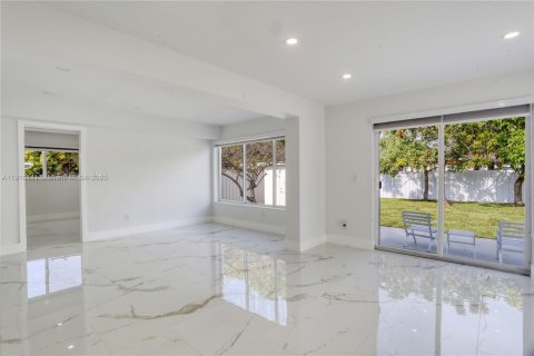 House in Miami, Florida 1 bedroom, 154.31 sq.m. № 1973799 - photo 4