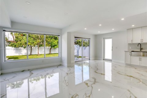 House in Miami, Florida 1 bedroom, 154.31 sq.m. № 1973799 - photo 3