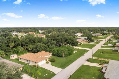 Casa en venta en Port Charlotte, Florida, 3 dormitorios, 140.28 m2 № 1907794 - foto 2