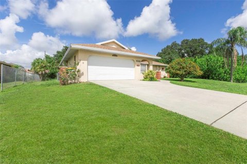 Casa en venta en Port Charlotte, Florida, 3 dormitorios, 140.28 m2 № 1907794 - foto 4