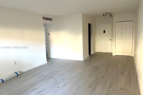 Condominio en alquiler en Miami, Florida, 1 dormitorio, 65.68 m2 № 1997023 - foto 4