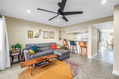 Condo in Saint Petersburg, Florida, 2 bedrooms  № 2212947 - photo 5