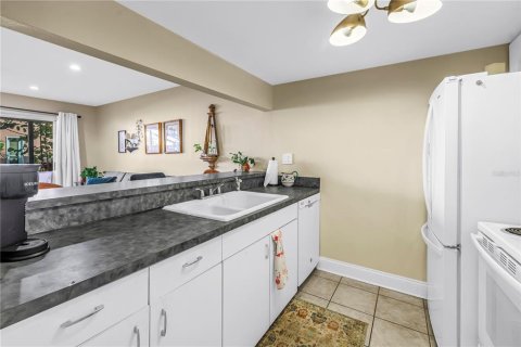 Condo in Saint Petersburg, Florida, 2 bedrooms  № 2212947 - photo 19
