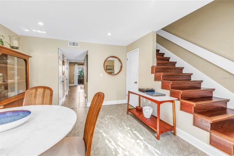Condo in Saint Petersburg, Florida, 2 bedrooms  № 2212947 - photo 2