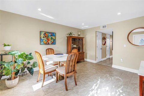 Condo in Saint Petersburg, Florida, 2 bedrooms  № 2212947 - photo 28