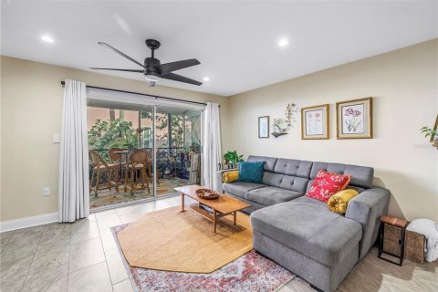 Condo in Saint Petersburg, Florida, 2 bedrooms  № 2212947 - photo 4