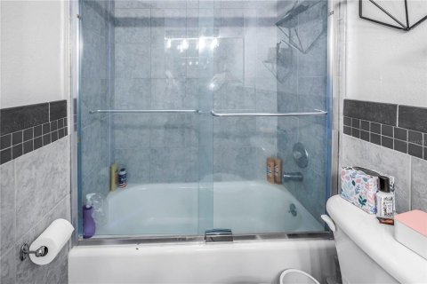Condo in Saint Petersburg, Florida, 2 bedrooms  № 2212947 - photo 15