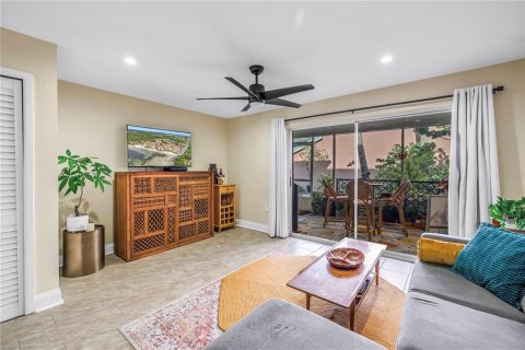 Condo in Saint Petersburg, Florida, 2 bedrooms  № 2212947 - photo 16