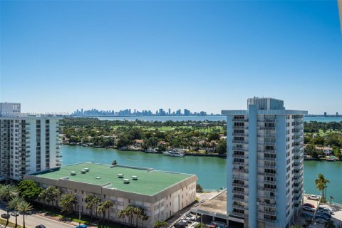 Condo in Miami Beach, Florida, 2 bedrooms  № 1867611 - photo 28