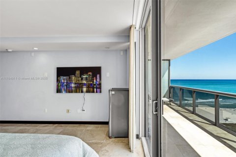 Condo in Miami Beach, Florida, 2 bedrooms  № 1867611 - photo 2