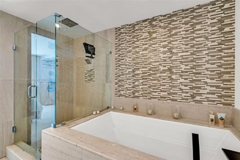 Condo in Miami Beach, Florida, 2 bedrooms  № 1867611 - photo 18